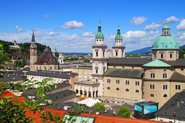 Yazın Salzburg klasik şehir manzarasının canlı ve yumuşak manzarası 