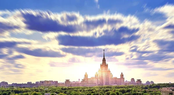 Zonnige Campus Van Beroemde Russische Universiteit Met Mooie Zonnestralen Onder — Stockfoto