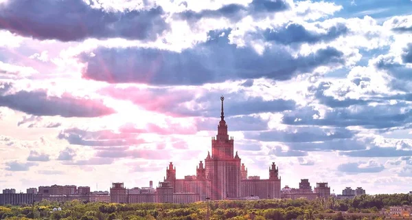 Sonniger Campus Der Berühmten Russischen Universität Mit Schönen Sonnenstrahlen Unter — Stockfoto