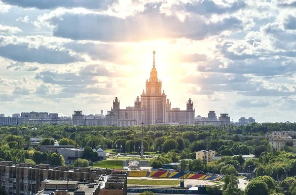 Zonnige Campus Van Beroemde Russische Universiteit Met Mooie Zonnestralen Onder — Stockfoto