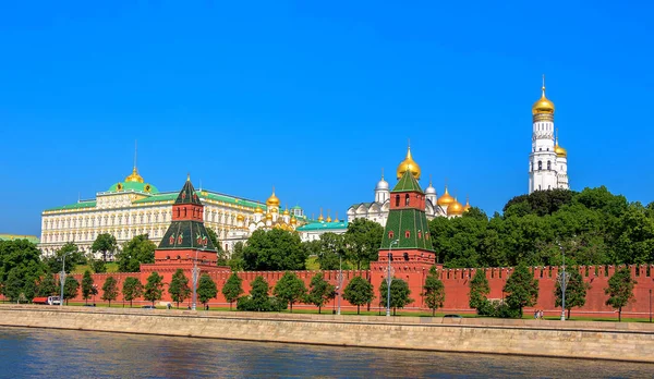 Lebhafter Blick Auf Die Roten Wände Des Sommerkreml Moskau — Stockfoto
