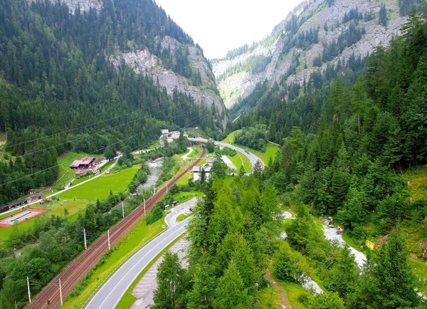 Dopravní Síť Alpen Mlhavé Údolí Létě Rakousko — Stock fotografie