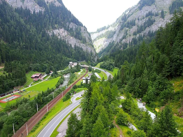 Dopravní Síť Zelené Alpen Mlhavé Údolí Létě Rakousko — Stock fotografie