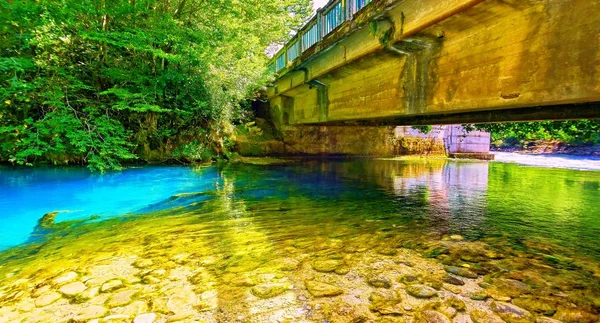 Vista Vibrante Del Viejo Puente Piedra Sobre Lago Azul Abjasia — Foto de Stock