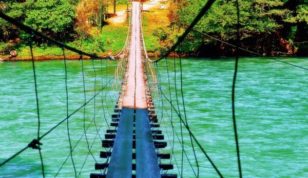 Vista Vibrante Ponte Madeira Corda Velha Que Pendura Sobre Rio — Fotografia de Stock