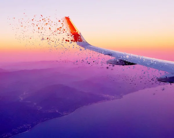 航空機の窓からの空と雲の夕日の景色の鮮やかな質感を溶解します — ストック写真