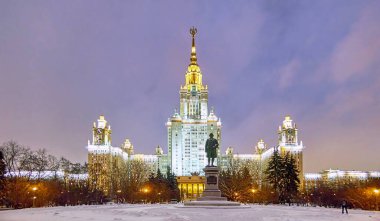 Moskova 'da her yeri karla kaplı ünlü Rus üniversitesinin kış kampüsünde.