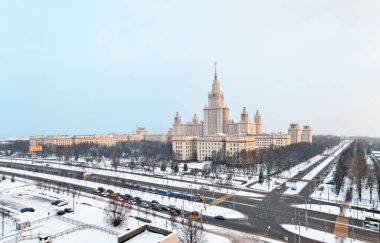 Moskova 'da karlı ağaçlarla ünlü Rus Üniversitesi' nin kış kampüsünün canlı panoramik manzarası 
