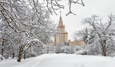 Moskova 'da karlı ağaçlar olan ünlü Rus Üniversitesi' nin beyaz kış kampüsünün canlı manzarası 