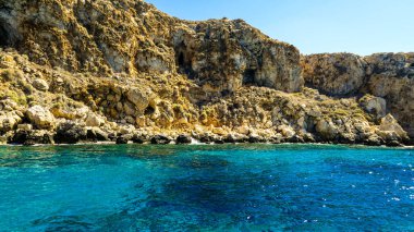 Güzel güneş yansımalarıyla parıldayan ılık Kıbrıs denizi