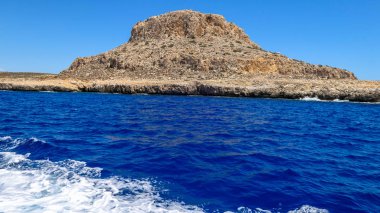 Kıbrıs 'ın parlak mavi ılık denizi, güzel güneş yansımaları ve şiş izleri.