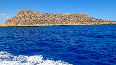 Güzel güneş yansımalarıyla parıldayan ılık Kıbrıs denizi