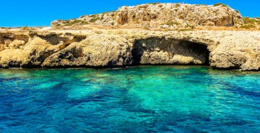 Güzel güneş yansımalarıyla parıldayan ılık Kıbrıs denizi