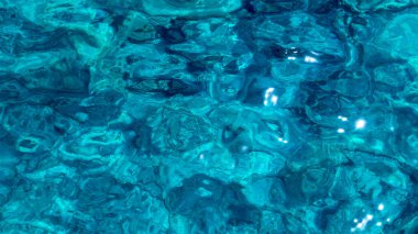 Güzel güneş yansımalarıyla parıldayan ılık Kıbrıs denizi