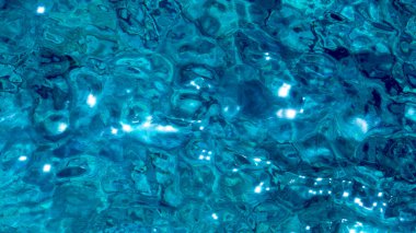 Güzel güneş yansımalarıyla parıldayan ılık Kıbrıs denizi