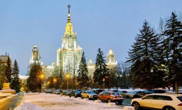 Večer Zimní Kampus Slavné Ruské Univerzity Zasněženými Věčně Zelenými Stromy — Stock fotografie