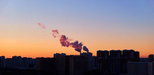 Dramatischer Sonnenuntergang Über Der Moskauer Stadtlandschaft Mit Gebäudesilhouetten — Stockfoto