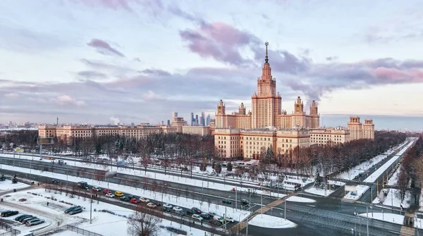 莫斯科著名落日大学冬日校园雪树林立的壮观全景 — 图库照片