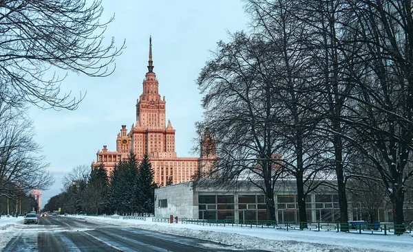 Lebendiger Blick Auf Den Wintercampus Der Berühmten Universität Mit Immergrünen — Stockfoto