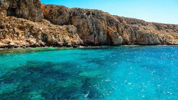 Brillante Mar Azul Cálido Chipre Con Reflejos Agradables Del Sol — Foto de Stock