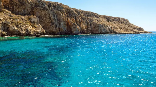 Brillante Mar Azul Cálido Chipre Con Reflejos Agradables Del Sol — Foto de Stock