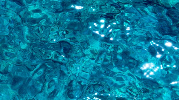 Güzel güneş yansımalarıyla parıldayan ılık Kıbrıs denizi