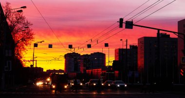 Moskova 'da gün batımında araba ve otobüs siluetleri kışın alacakaranlık dramatik gökyüzünün altında