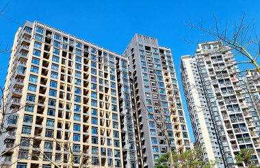 Baharda, Çin 'deki Shenzhen gökdeleninde, mavi gökyüzünün arka planında.