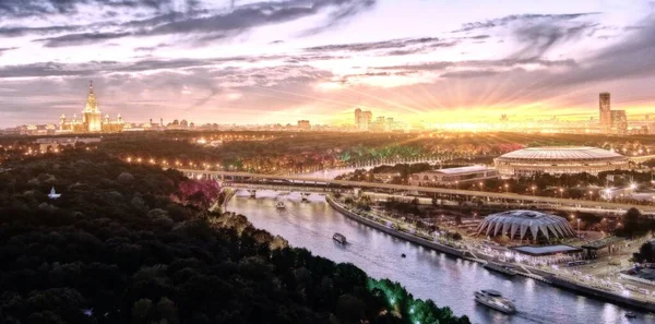 Západ Slunce Pulzující Panoramatický Pohled Osvětlenou Řeku Moskvu Mosty Čluny — Stock fotografie