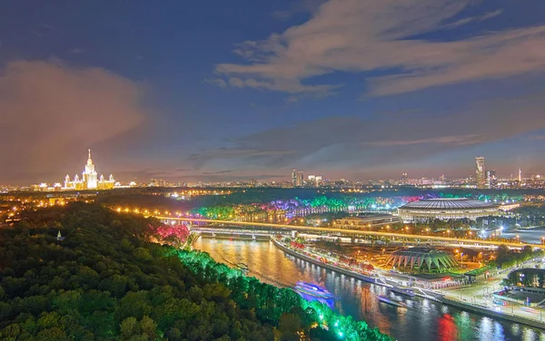 Сонячний Захід Яскравий Панорамний Вид Освітленої Річки Москва Мостами Човнами — стокове фото