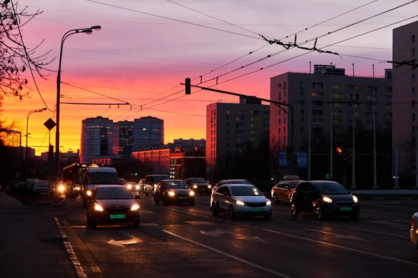 Moskova Gün Batımında Araba Otobüs Siluetleri Kışın Alacakaranlık Dramatik Gökyüzünün — Stok fotoğraf