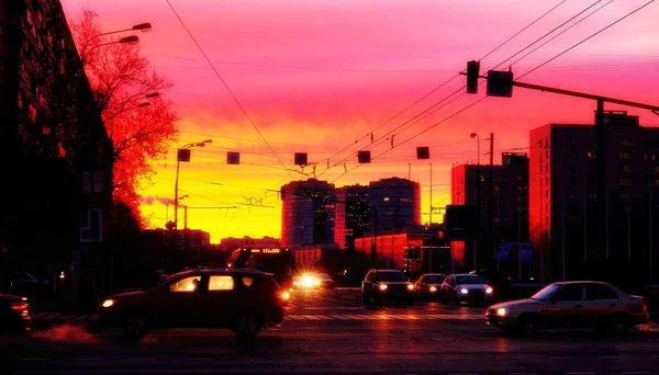 Solnedgång Silhuetter Bilar Och Bussar Moskva Skymning Dramatisk Himmel Vintern — Stockfoto