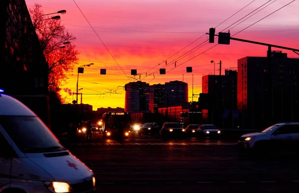 Atardecer Siluetas Coches Autobuses Moscú Bajo Atardecer Cielo Dramático Invierno — Foto de Stock