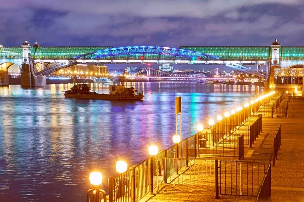 Noche Vibrante Vista Del Río Iluminado Moscú Embarque Con Barco — Foto de Stock