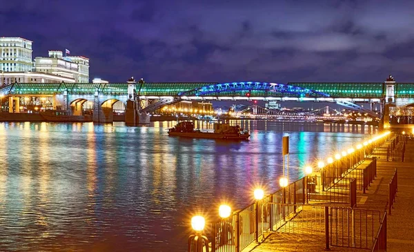 Noche Vibrante Vista Del Río Iluminado Moscú Embarque Con Barco — Foto de Stock