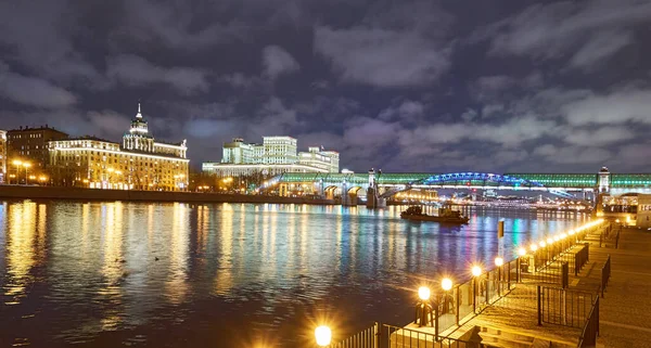 Vue Animée Nocturne Rivière Moscou Illuminée Embarquement Avec Bateau Pont — Photo
