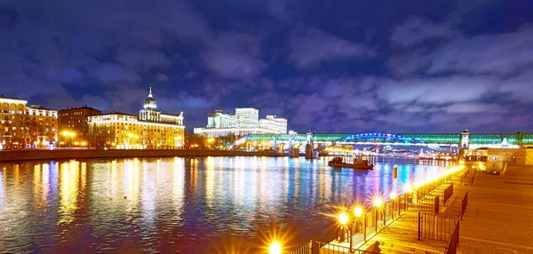 Noche Vibrante Vista Del Río Iluminado Moscú Embarque Con Barco —  Fotos de Stock