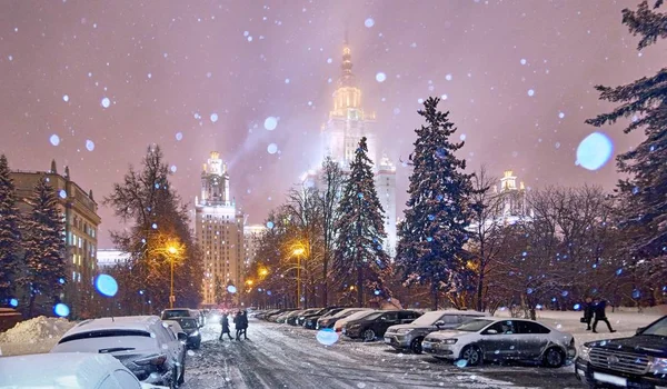 俄罗斯著名大学冬季校园里降雪 莫斯科长满了白雪的常绿树 — 图库照片