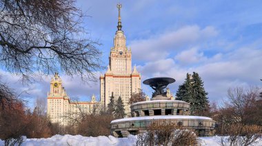 Moskova 'daki ünlü Rus üniversitesinin kış kampüsünün canlı panoramik görüntüsü 