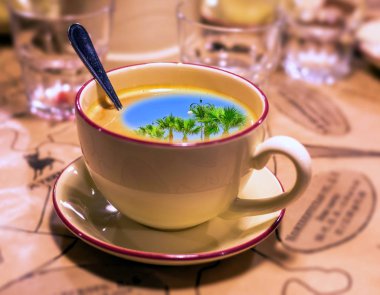 Kahve kaşığıyla sabah kahvesi şapkasının kolaj resmi.