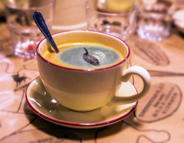 Kahve kaşığıyla sabah kahvesi şapkasının kolaj resmi.