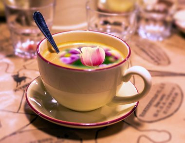 Kahve kaşığıyla sabah kahvesi şapkasının kolaj resmi.