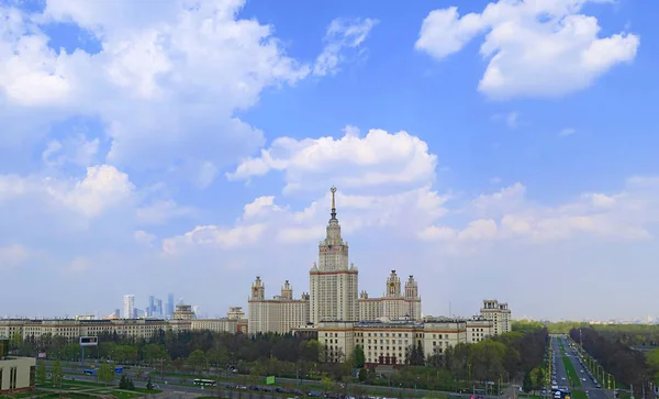 Vista Paisagem Edifício Principal Universidade Russa Famosa Abaixo Céu Nublado — Fotografia de Stock