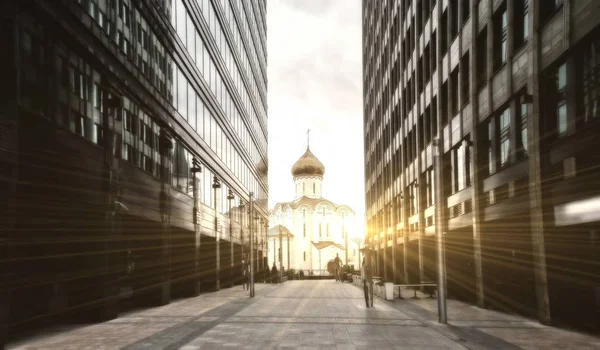 Золотой Купол Белой Православной Церкви Центре Москвы Солнечными Лучами — стоковое фото