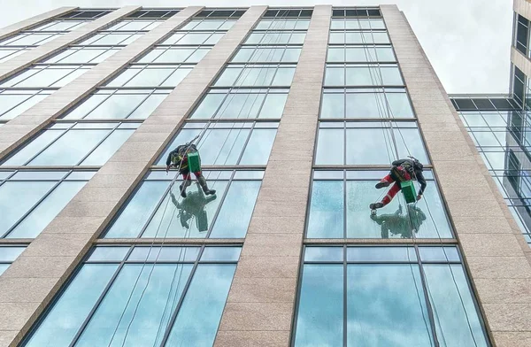 Alpinisták Szép Égi Tükröződésekkel Mossák Moszkvai Felhőkarcoló Ablakait — Stock Fotó