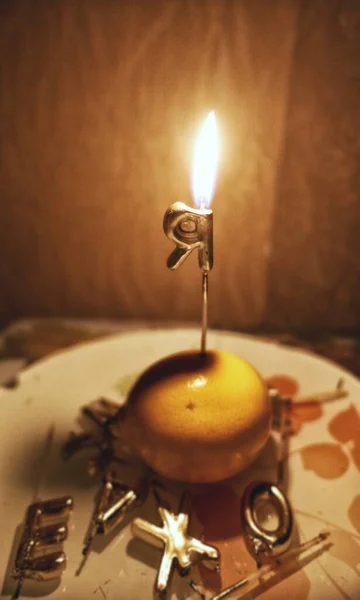 近景燃烧着的生日信上的蜡烛 — 图库照片