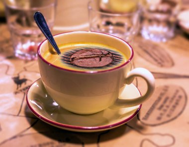 Kolaj fotoğrafı. Sabah kahvesi ve kaşık. 