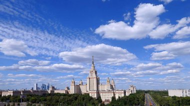 Yazın dramatik gökyüzü altında ünlü Rus üniversite kampüsünün geniş açılı panoramik görüntüsü
