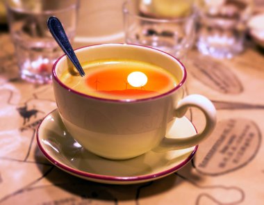 Kolaj fotoğrafı sabah espresso şapkası kaşık ve turuncu günbatımı ile kahve 