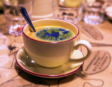 Kahve kaşığıyla sabah kahvesi şapkasının kolaj resmi.